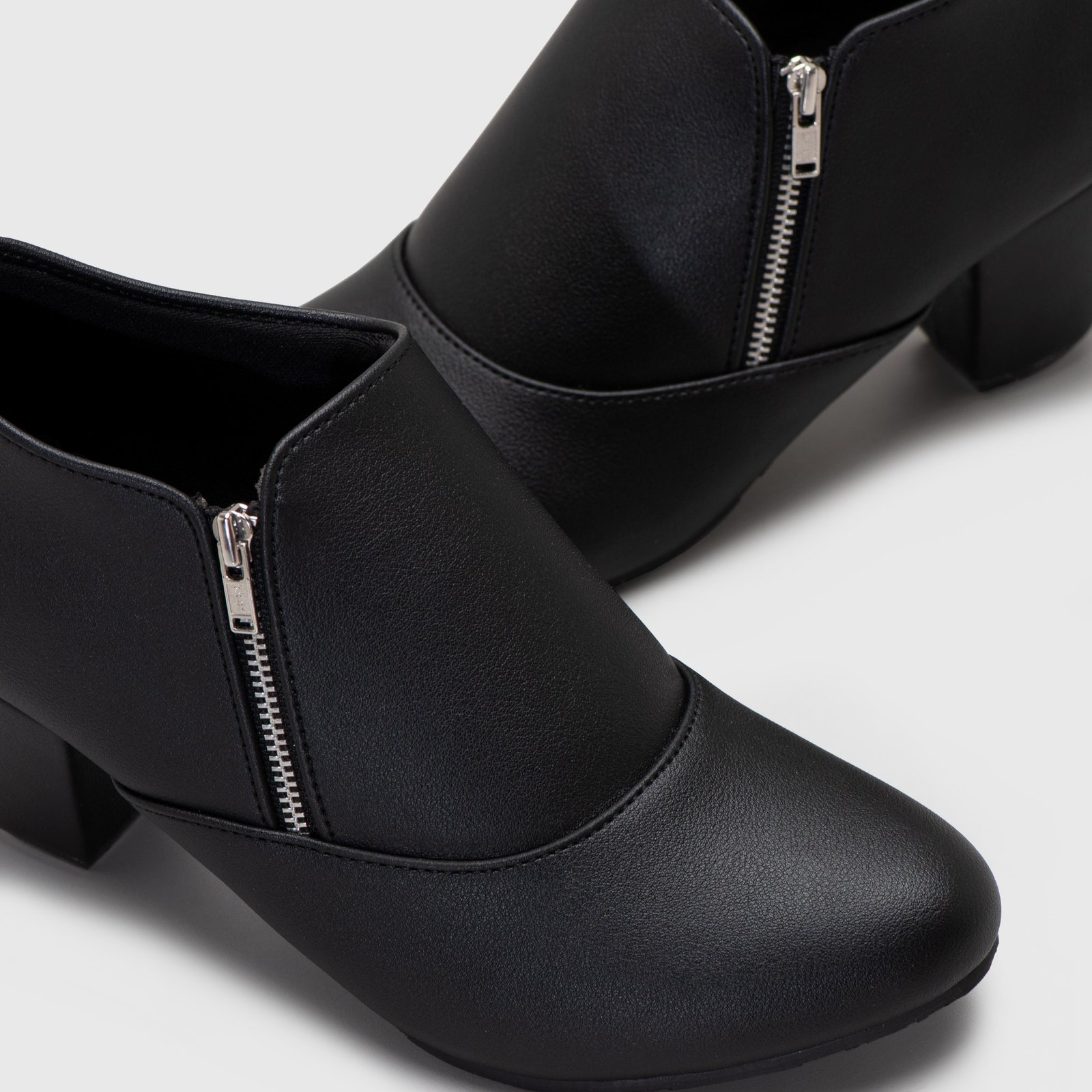 Potamogeton Heels Black - Image 5