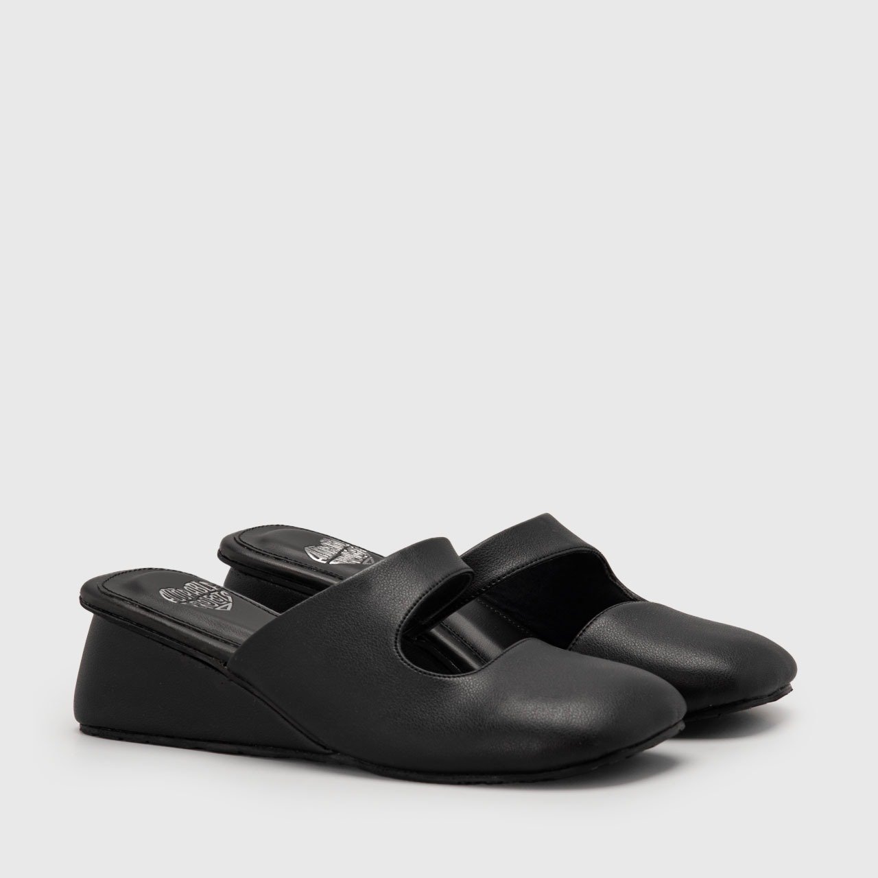 Madlene Wedges Black